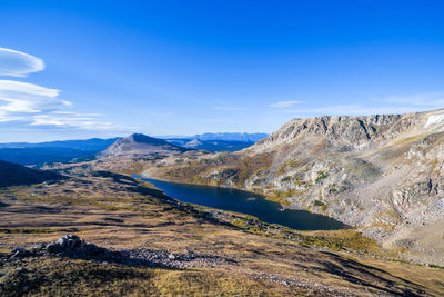 Scenic view of lake by beartooth mountains against sky at yellowstone national park