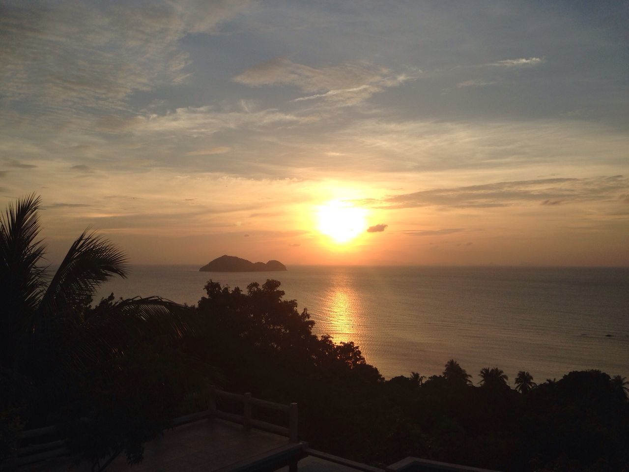 sunset, sea, scenics, horizon over water, tranquil scene, water, beauty in nature, sun, sky, tranquility, silhouette, orange color, nature, idyllic, cloud - sky, sunlight, cloud, beach, tree, reflection