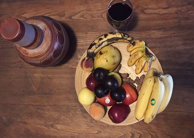 High angle view of grapes in bowl on table