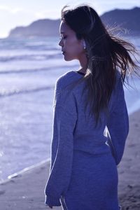 Side view of young woman looking at sea