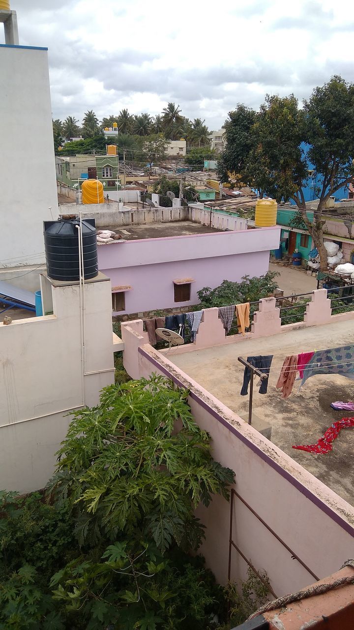 HIGH ANGLE VIEW OF TREES AND HOUSES AGAINST SKY