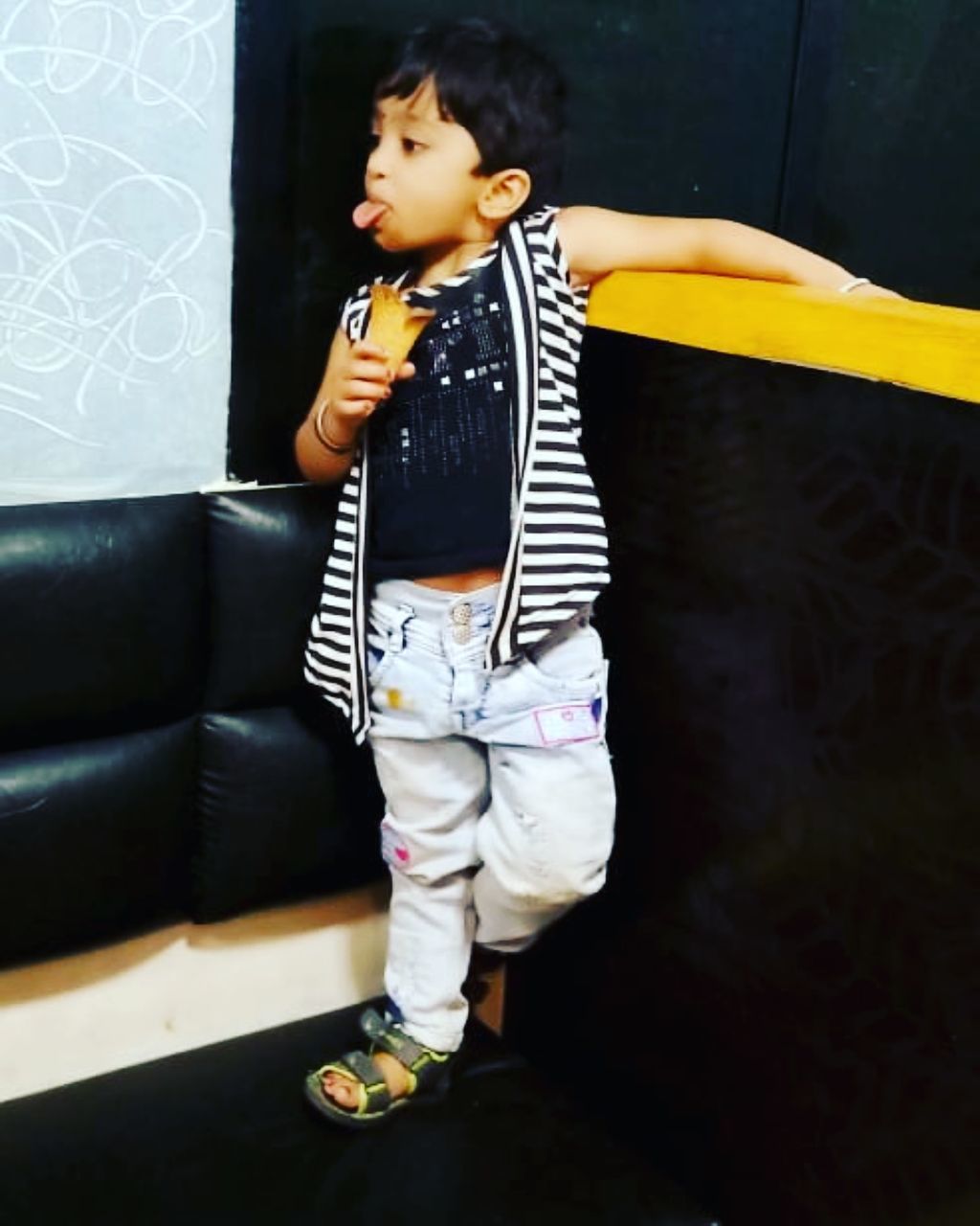 childhood, child, full length, one person, real people, casual clothing, looking, lifestyles, boys, looking away, males, front view, leisure activity, men, innocence, indoors, cute