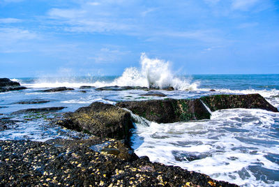 Waves splashing on rocks