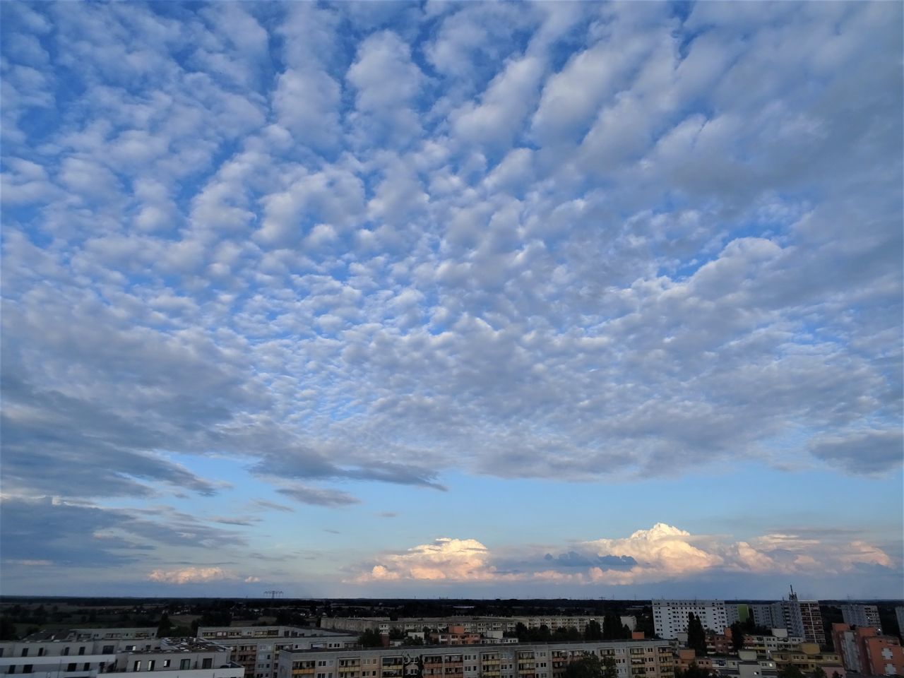 LOW ANGLE VIEW OF BUILDINGS AGAINST SKY