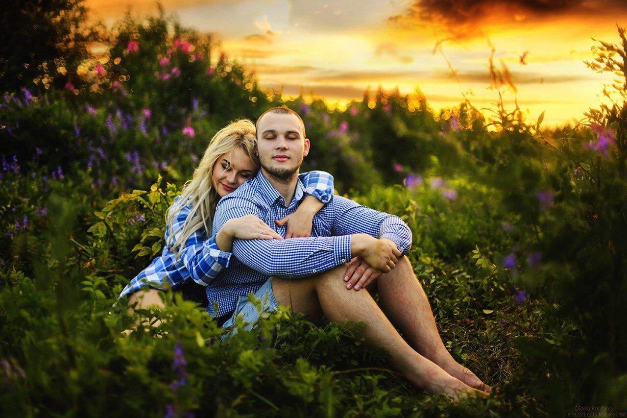 person, young adult, looking at camera, portrait, lifestyles, leisure activity, casual clothing, happiness, young women, smiling, three quarter length, tree, full length, front view, grass, field, standing, enjoyment