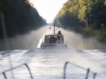 Boats on canal entre champagne et bourgogne
