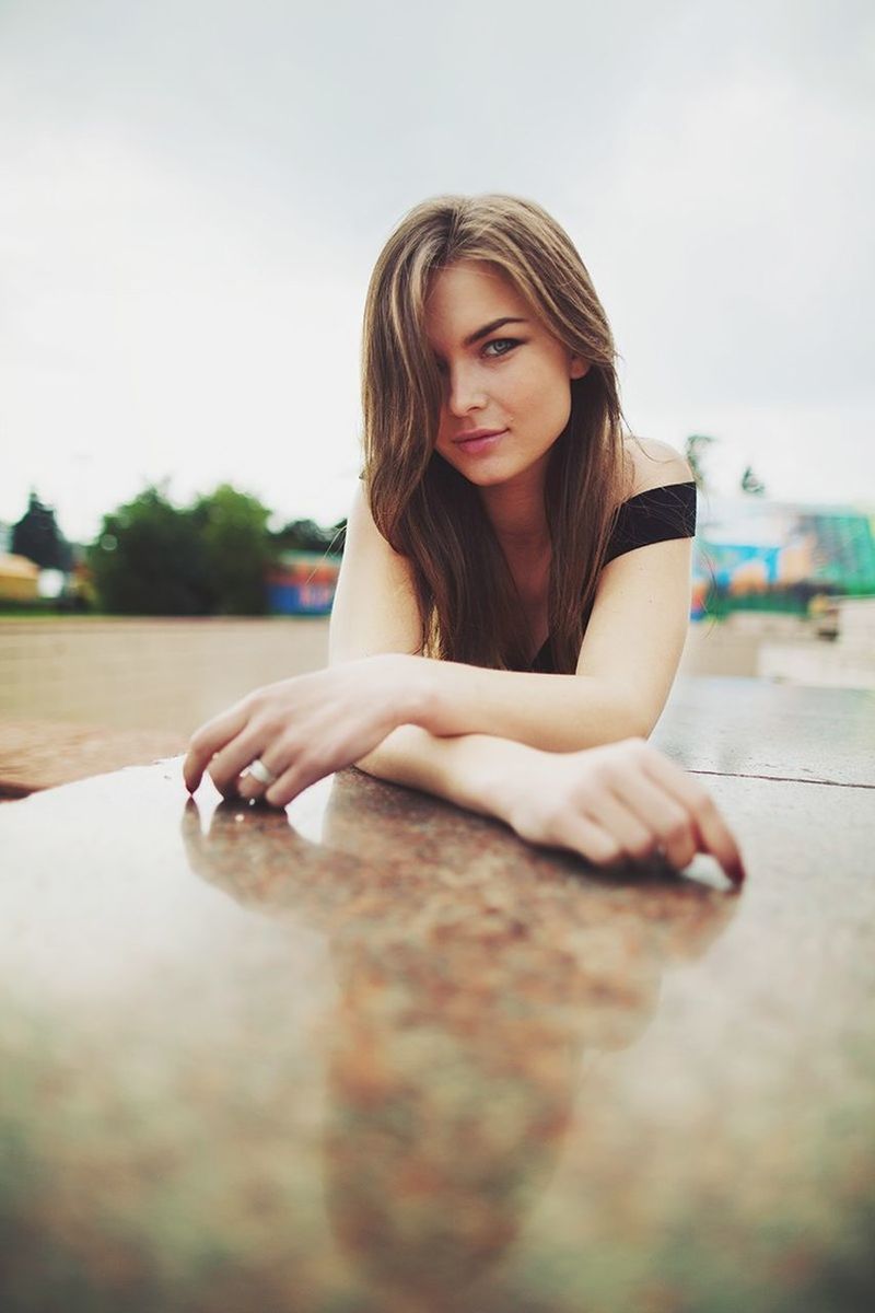 YOUNG WOMAN LOOKING AWAY