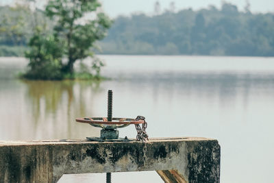 Metallic equipment against lake