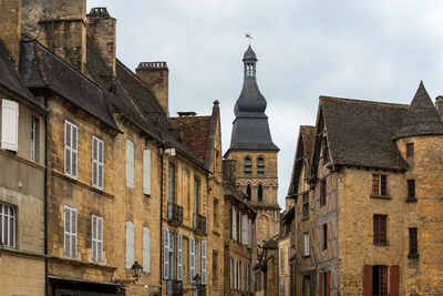Exploring the medieval streets of sarlat-la-caneda under a cloudy sky
