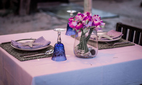 Close-up of pink flowers in vase on table