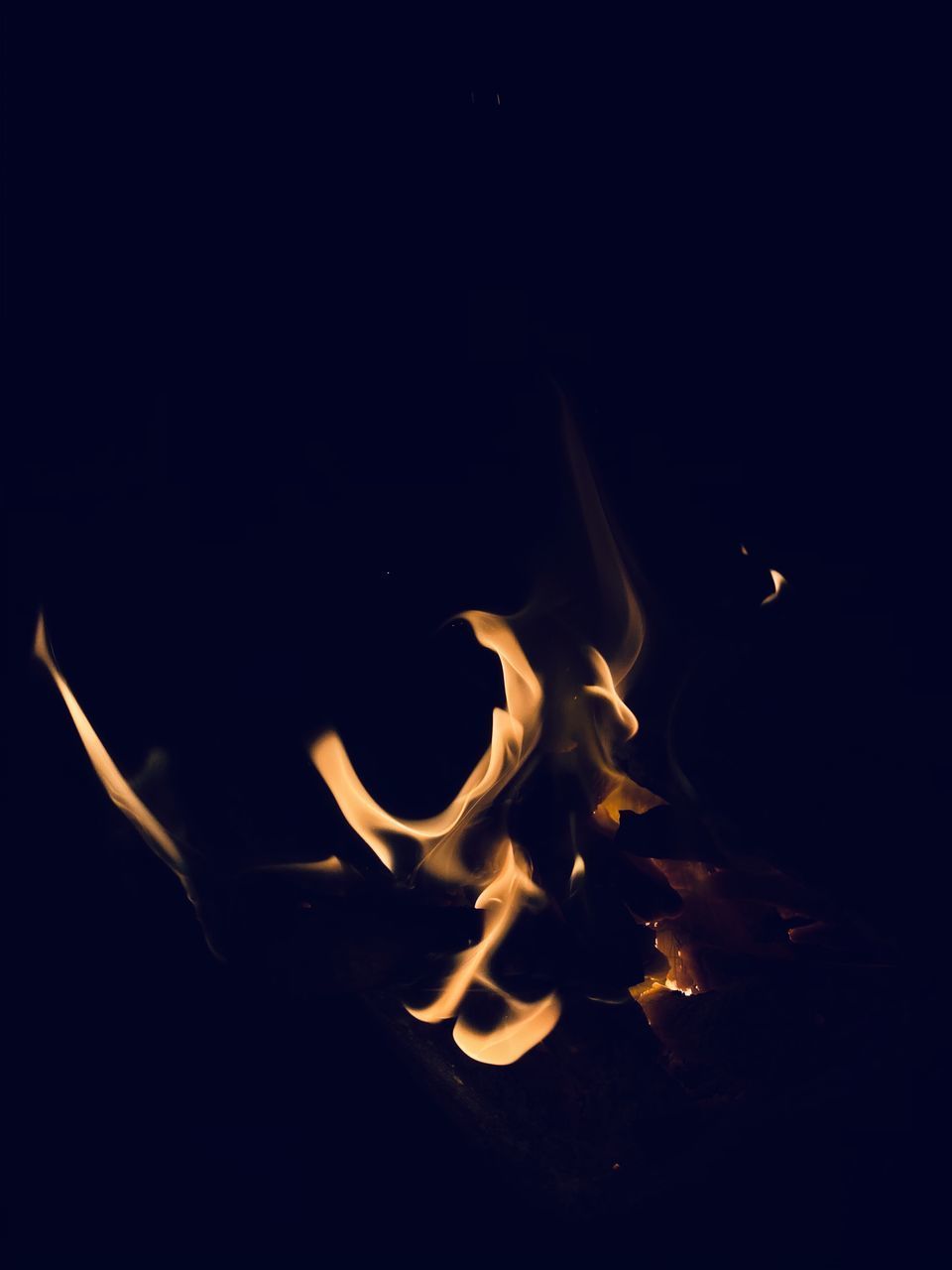 CLOSE-UP OF BONFIRE AGAINST DARK BACKGROUND