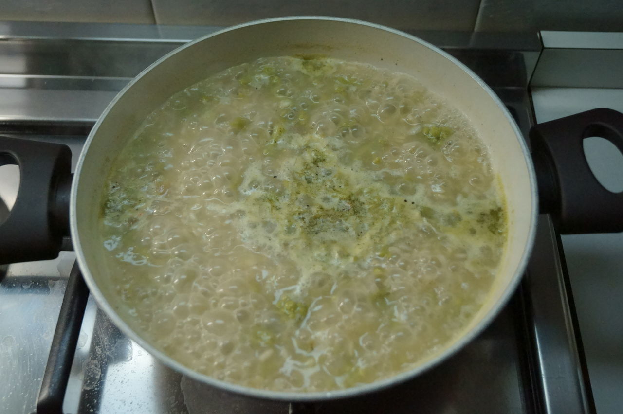 CLOSE-UP HIGH ANGLE VIEW OF SOUP IN BOWL