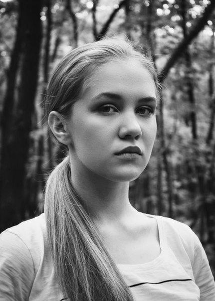 person, portrait, looking at camera, focus on foreground, headshot, young adult, lifestyles, front view, close-up, contemplation, head and shoulders, serious, young women, leisure activity, tree, casual clothing