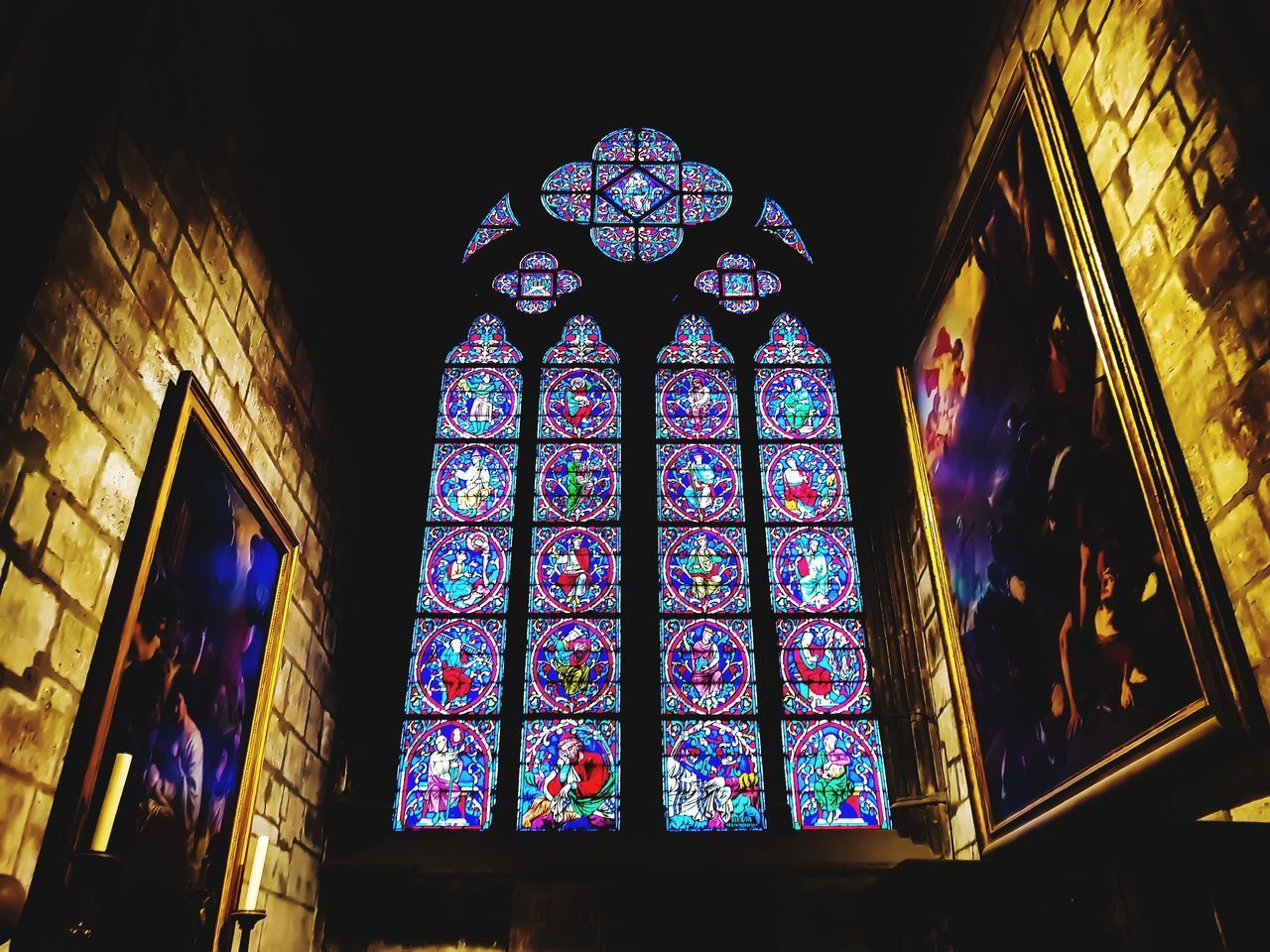 LOW ANGLE VIEW OF STAINED GLASS WINDOW AT TEMPLE