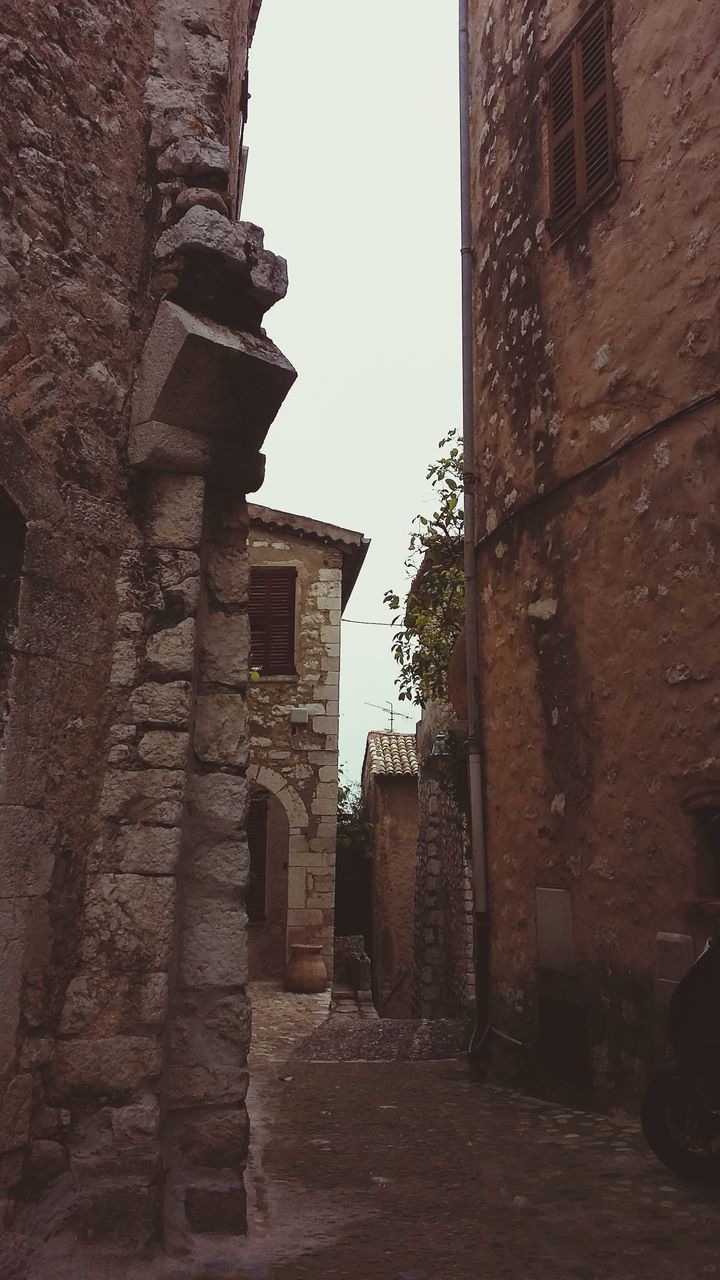 LOW ANGLE VIEW OF OLD HISTORIC BUILDING