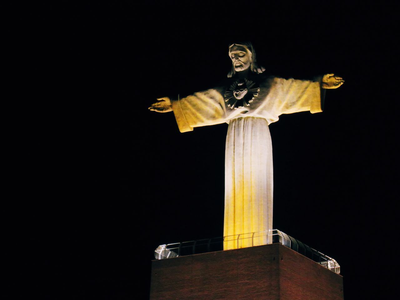 LOW ANGLE VIEW OF CROSS STATUE AGAINST SKY