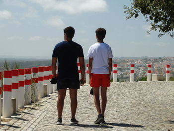 Two friends walking and looking at the landscape