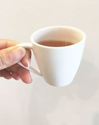 Close-up of hand holding coffee cup 