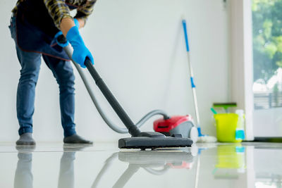 Low section of cleaner cleaning floor through vacuum cleaner