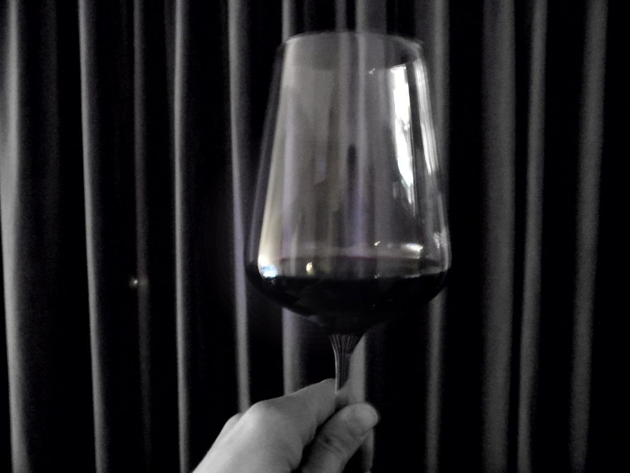 CLOSE-UP OF HUMAN HAND HOLDING GLASS OF WINE