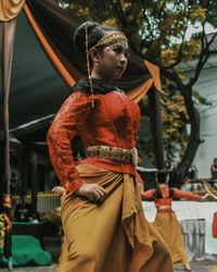 Traditional indonesian dance and clothing