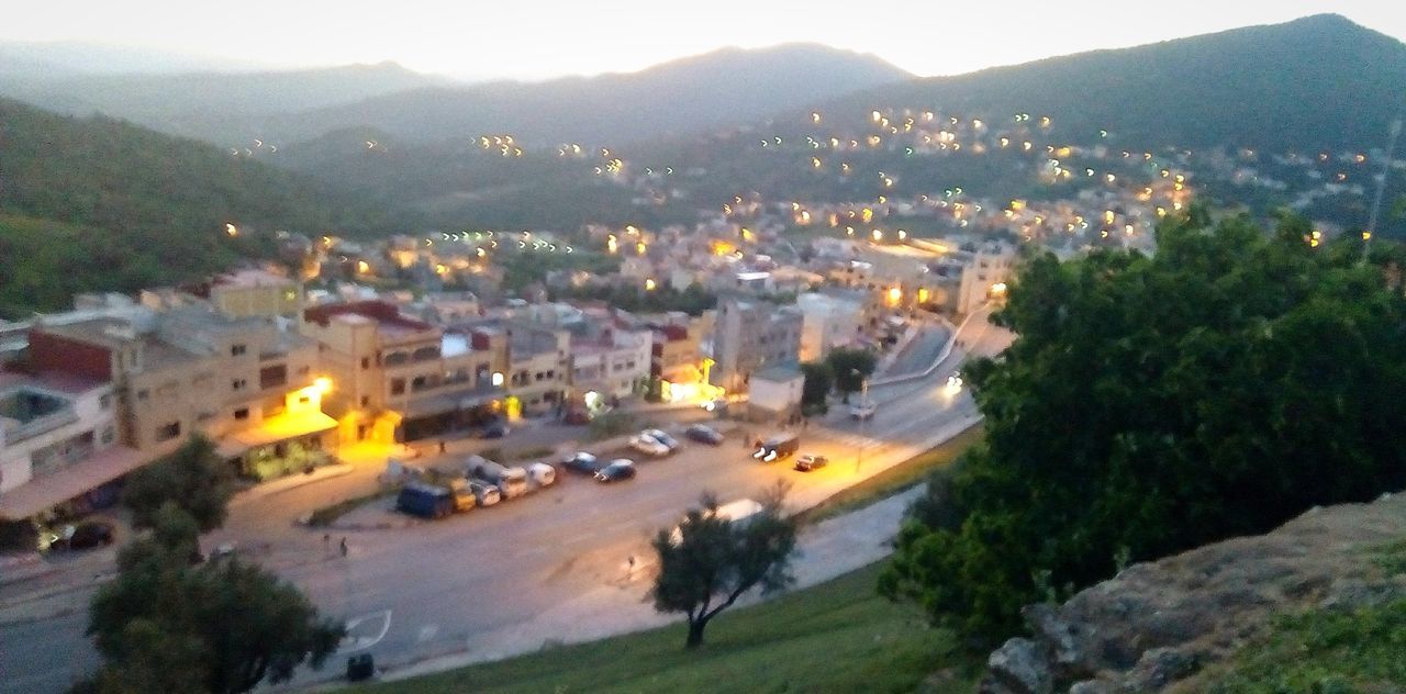 HIGH ANGLE VIEW OF TOWNSCAPE AGAINST SKY