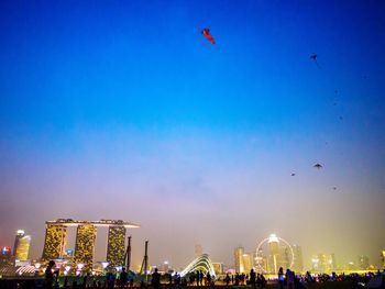 People are flying the skites near marina bay