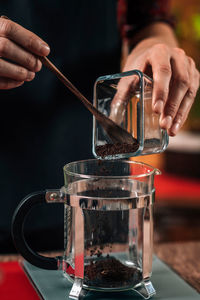 Weighing coffee