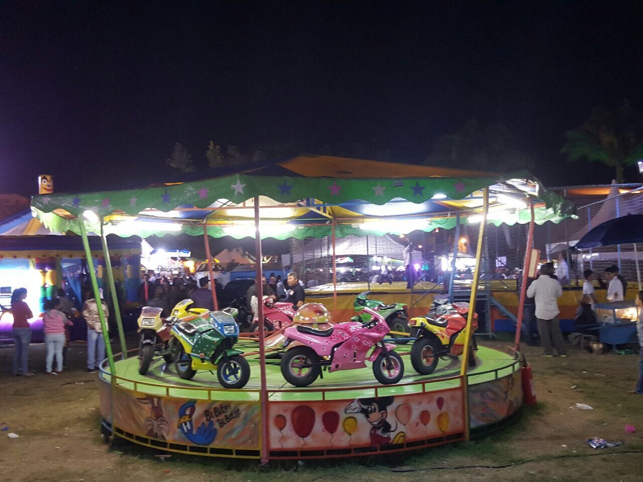 VIEW OF AMUSEMENT PARK AT NIGHT