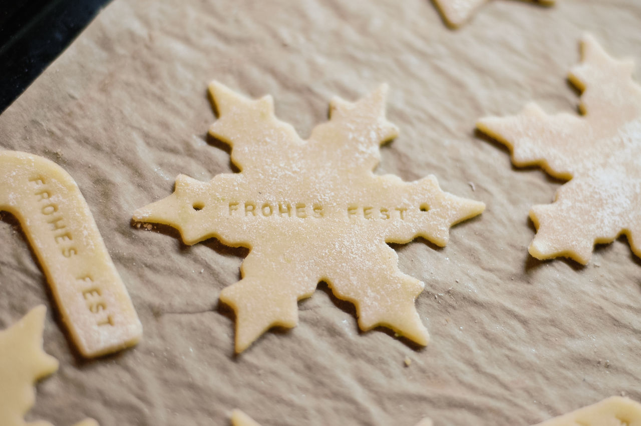 HIGH ANGLE VIEW OF COOKIES ON TABLE AT SIDEWALK