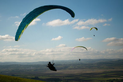 Man paragliding against sky