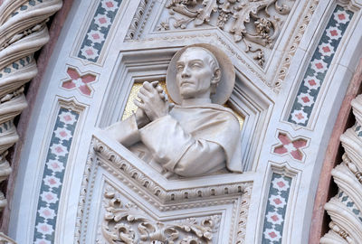 Florentine saint, portal of cattedrale di santa maria del fiore, florence, italy