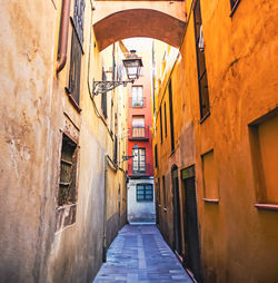 Old narrow street in barcelona old living quarter. perspective view