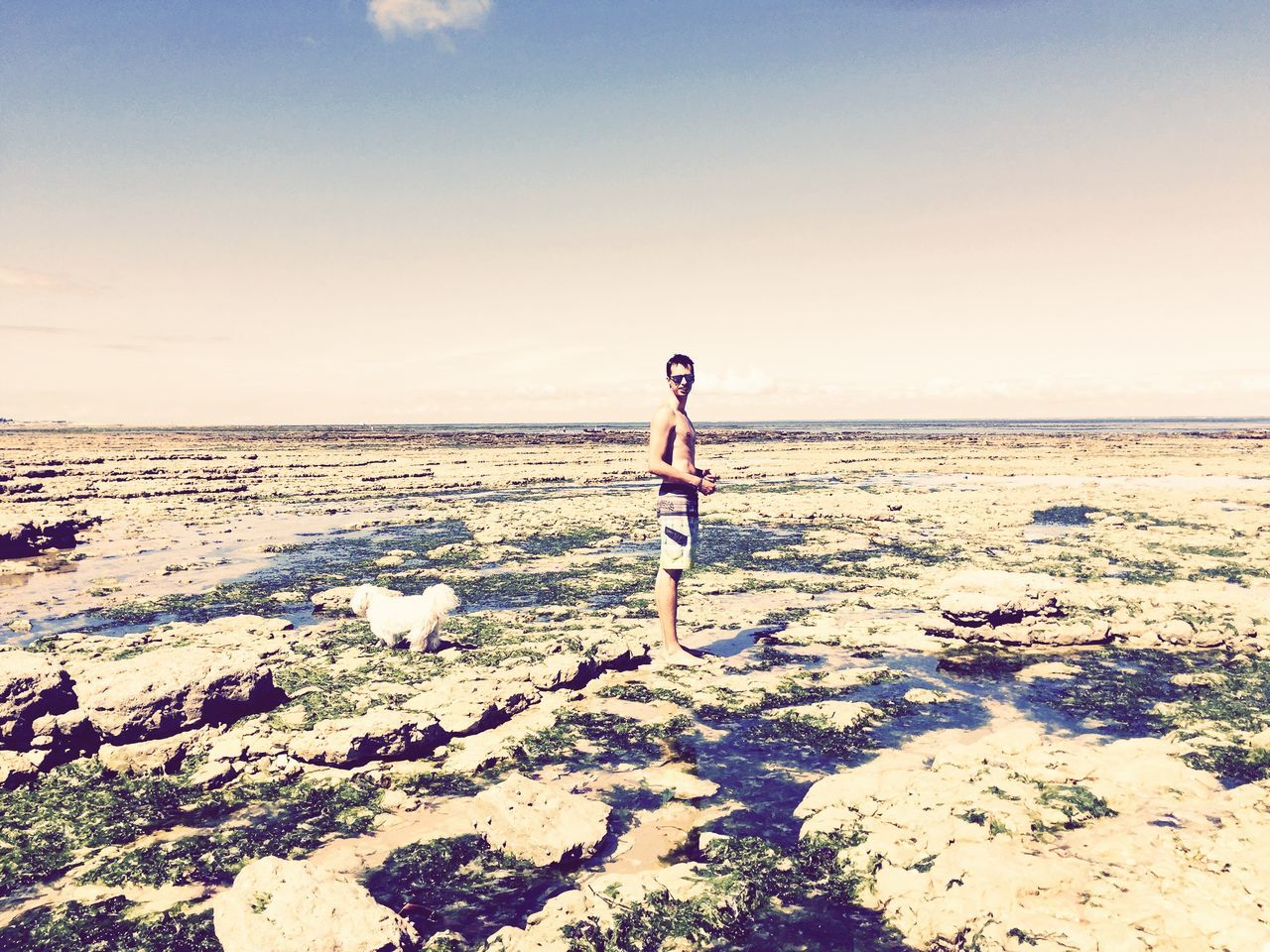 beach, sea, water, shore, horizon over water, sand, tranquility, tranquil scene, clear sky, scenics, beauty in nature, nature, sky, standing, copy space, full length, leisure activity, lifestyles