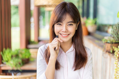 Portrait of a smiling young woman