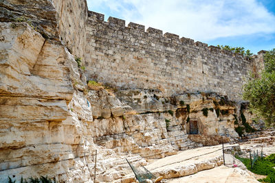 Stone wall against sky