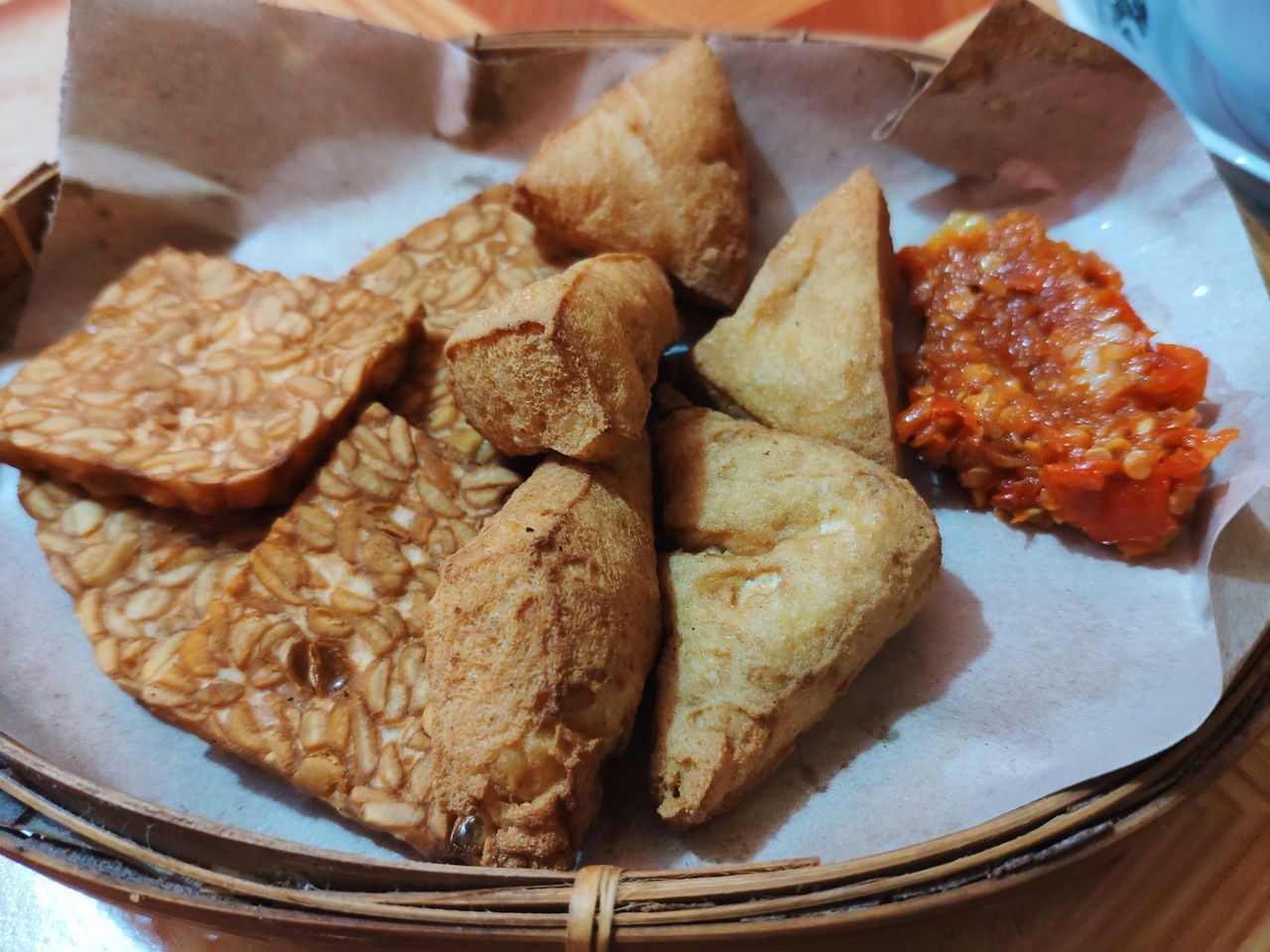 HIGH ANGLE VIEW OF BREAD IN PLATE