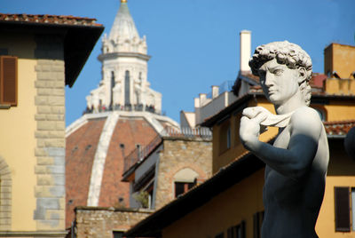 Statue of historic building against sky