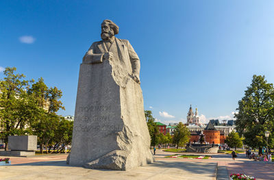 Statue of historical building against sky