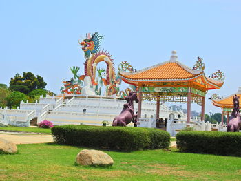 Statue of horse against clear sky