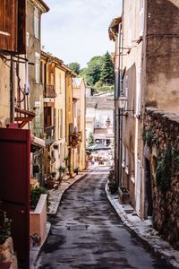 Narrow alley amidst buildings in city