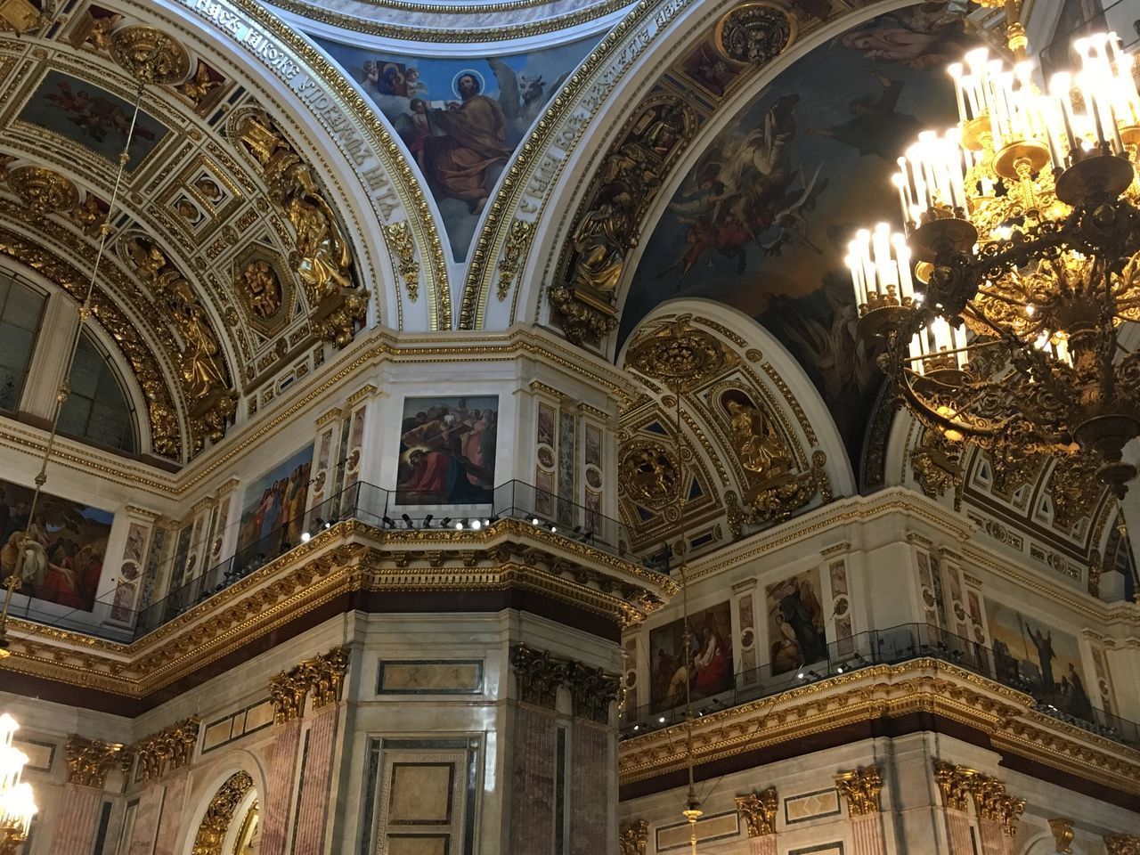 LOW ANGLE VIEW OF ORNATE CEILING IN BUILDING