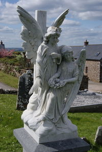 Statue of angel sculpture against sky