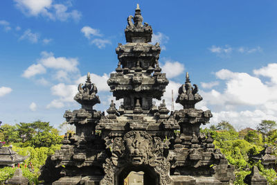 Statue of historic building against sky