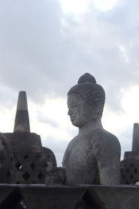 Statue against sky