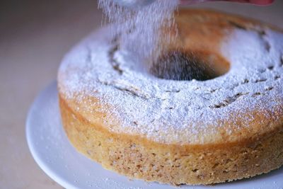 Powdered sugar falling on cake