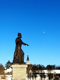 statue