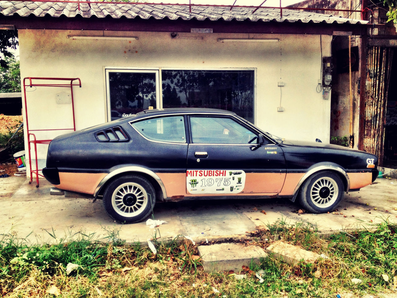 transportation, land vehicle, mode of transport, car, building exterior, stationary, architecture, built structure, parked, parking, street, abandoned, house, outdoors, day, grass, old, bicycle, vintage car, side view