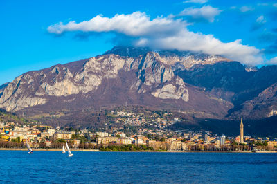 The city of lecco, with its lakefront and its buildings, photographed by day.