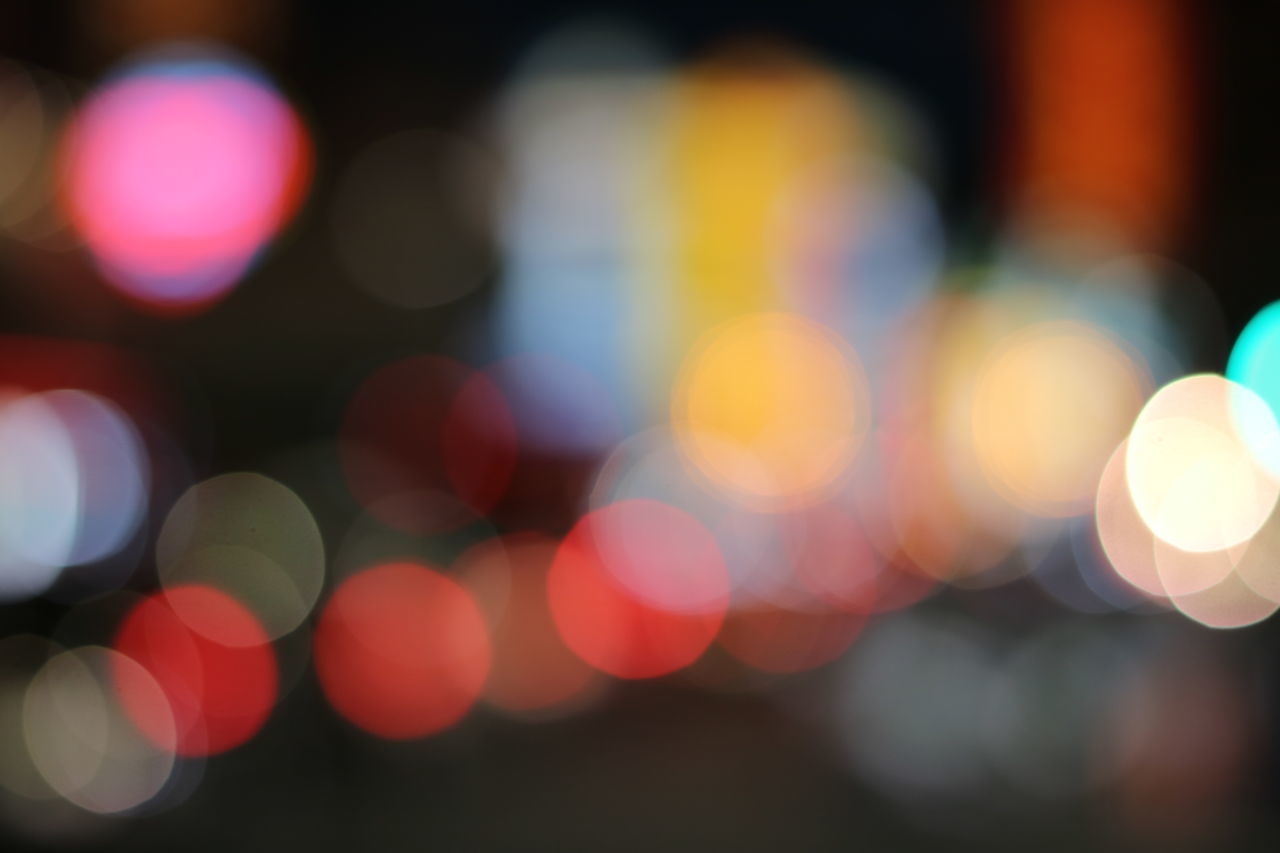 DEFOCUSED IMAGE OF ILLUMINATED LIGHTS